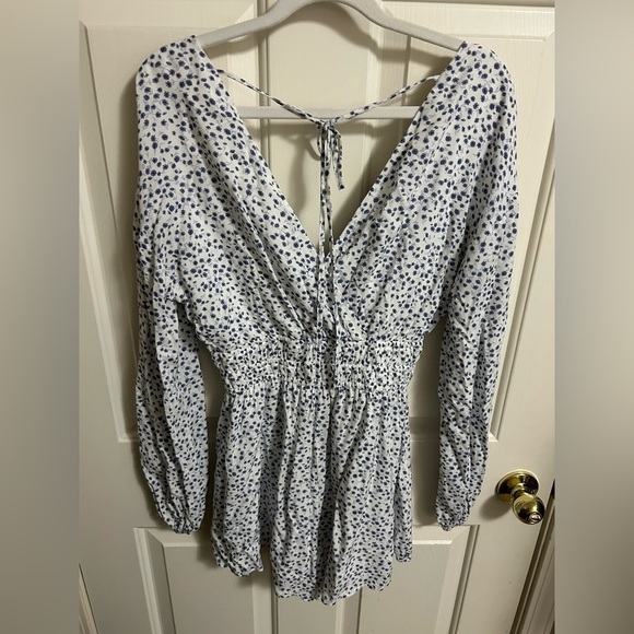 Altar’d State Blue & White Floral Deep V Romper Size Small - Picture 6 of 6